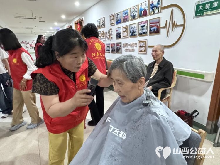 关爱老人让爱的鲜花继续传递 阳泉市义工联合会组织义工在恒爱仁和为老服务院开展为老人理发洗头洗脚剪指甲陪他们聊天听老人讲过去的故事等系列服务 - 第5张 - 山西公益人 关爱老人让爱的鲜花继续传递 阳泉市义工联合会组织义工在恒爱仁和为老服务院开展为老人理发洗头洗脚剪指甲陪他们聊天听老人讲过去的故事等系列服务 - 第5张