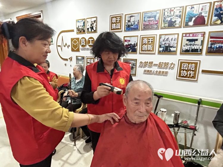 关爱老人让爱的鲜花继续传递 阳泉市义工联合会组织义工在恒爱仁和为老服务院开展为老人理发洗头洗脚剪指甲陪他们聊天听老人讲过去的故事等系列服务 - 第6张 - 山西公益人 关爱老人让爱的鲜花继续传递 阳泉市义工联合会组织义工在恒爱仁和为老服务院开展为老人理发洗头洗脚剪指甲陪他们聊天听老人讲过去的故事等系列服务 - 第6张