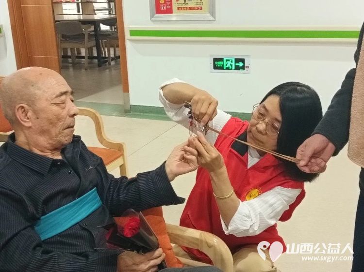 关爱老人让爱的鲜花继续传递 阳泉市义工联合会组织义工在恒爱仁和为老服务院开展为老人理发洗头洗脚剪指甲陪他们聊天听老人讲过去的故事等系列服务 - 第7张 - 山西公益人 关爱老人让爱的鲜花继续传递 阳泉市义工联合会组织义工在恒爱仁和为老服务院开展为老人理发洗头洗脚剪指甲陪他们聊天听老人讲过去的故事等系列服务 - 第7张