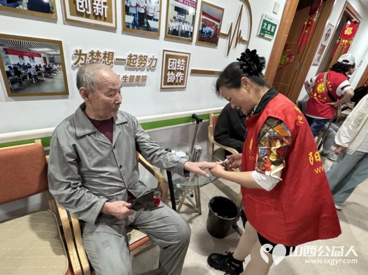 关爱老人让爱的鲜花继续传递 阳泉市义工联合会组织义工在恒爱仁和为老服务院开展为老人理发洗头洗脚剪指甲陪他们聊天听老人讲过去的故事等系列服务 - 第8张 - 山西公益人 关爱老人让爱的鲜花继续传递 阳泉市义工联合会组织义工在恒爱仁和为老服务院开展为老人理发洗头洗脚剪指甲陪他们聊天听老人讲过去的故事等系列服务 - 第8张