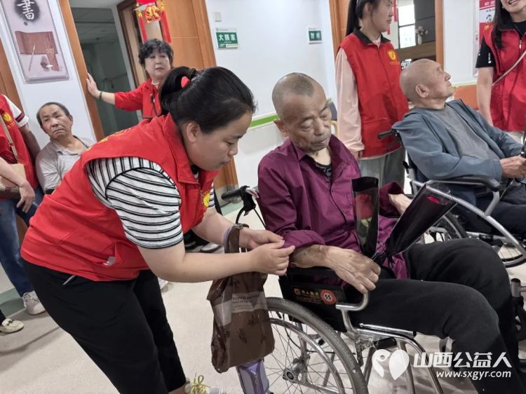 关爱老人让爱的鲜花继续传递 阳泉市义工联合会组织义工在恒爱仁和为老服务院开展为老人理发洗头洗脚剪指甲陪他们聊天听老人讲过去的故事等系列服务 - 第9张 - 山西公益人 关爱老人让爱的鲜花继续传递 阳泉市义工联合会组织义工在恒爱仁和为老服务院开展为老人理发洗头洗脚剪指甲陪他们聊天听老人讲过去的故事等系列服务 - 第9张