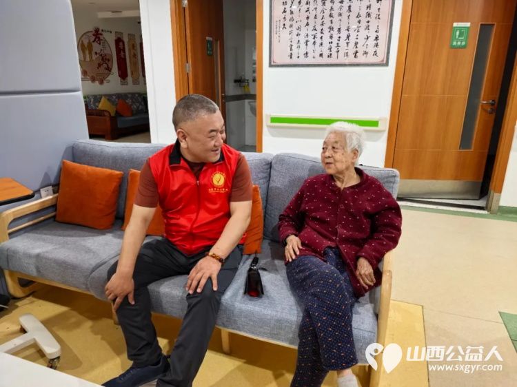 关爱老人让爱的鲜花继续传递 阳泉市义工联合会组织义工在恒爱仁和为老服务院开展为老人理发洗头洗脚剪指甲陪他们聊天听老人讲过去的故事等系列服务 - 第10张 - 山西公益人 关爱老人让爱的鲜花继续传递 阳泉市义工联合会组织义工在恒爱仁和为老服务院开展为老人理发洗头洗脚剪指甲陪他们聊天听老人讲过去的故事等系列服务 - 第10张