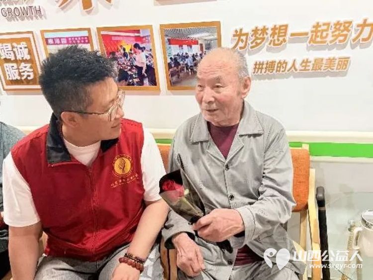 关爱老人让爱的鲜花继续传递 阳泉市义工联合会组织义工在恒爱仁和为老服务院开展为老人理发洗头洗脚剪指甲陪他们聊天听老人讲过去的故事等系列服务 - 第12张 - 山西公益人 关爱老人让爱的鲜花继续传递 阳泉市义工联合会组织义工在恒爱仁和为老服务院开展为老人理发洗头洗脚剪指甲陪他们聊天听老人讲过去的故事等系列服务 - 第12张