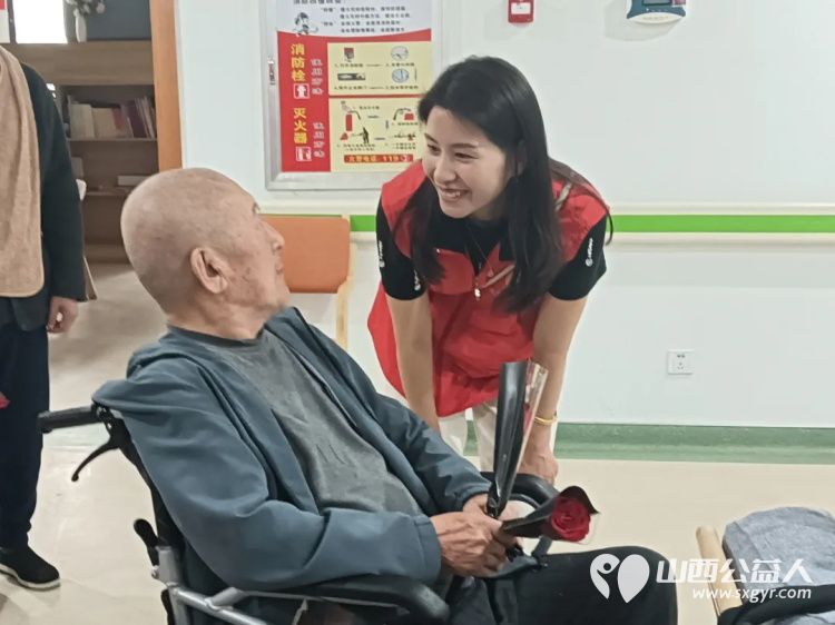 关爱老人让爱的鲜花继续传递 阳泉市义工联合会组织义工在恒爱仁和为老服务院开展为老人理发洗头洗脚剪指甲陪他们聊天听老人讲过去的故事等系列服务 - 第11张 - 山西公益人 关爱老人让爱的鲜花继续传递 阳泉市义工联合会组织义工在恒爱仁和为老服务院开展为老人理发洗头洗脚剪指甲陪他们聊天听老人讲过去的故事等系列服务 - 第11张
