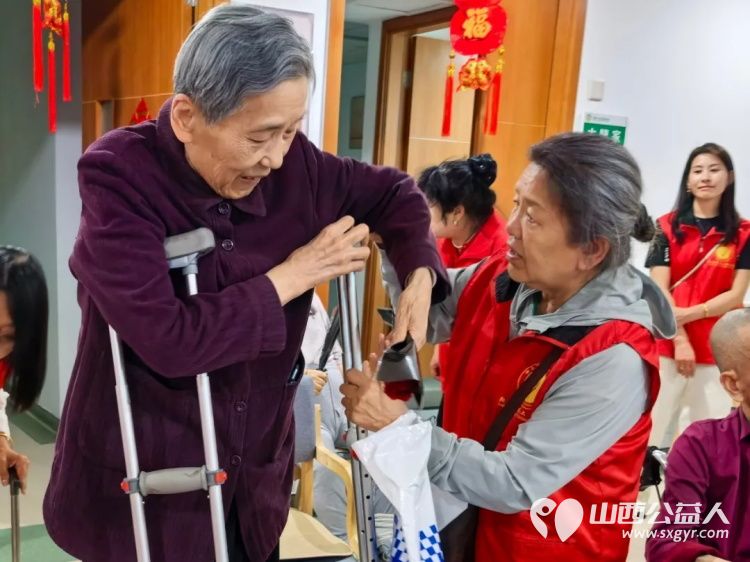 关爱老人让爱的鲜花继续传递 阳泉市义工联合会组织义工在恒爱仁和为老服务院开展为老人理发洗头洗脚剪指甲陪他们聊天听老人讲过去的故事等系列服务 - 第13张 - 山西公益人 关爱老人让爱的鲜花继续传递 阳泉市义工联合会组织义工在恒爱仁和为老服务院开展为老人理发洗头洗脚剪指甲陪他们聊天听老人讲过去的故事等系列服务 - 第13张
