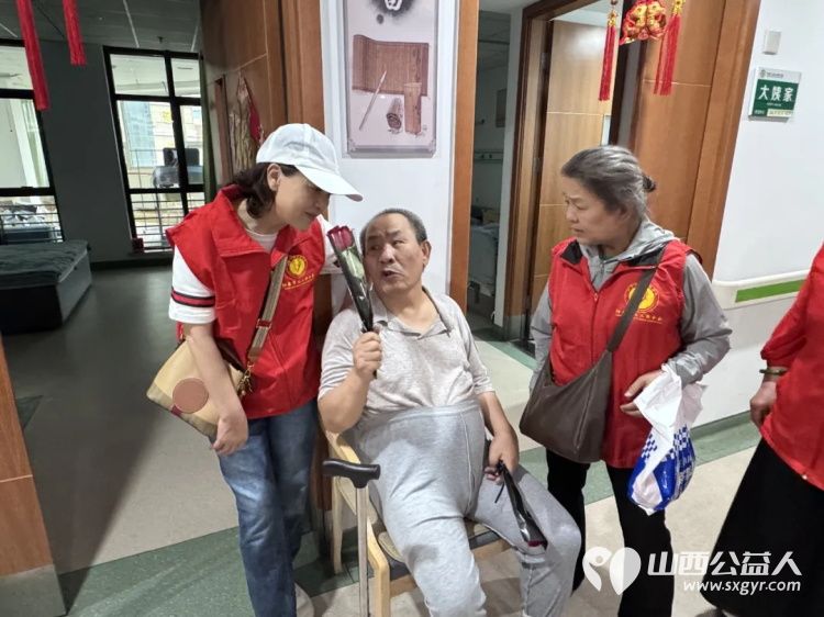 关爱老人让爱的鲜花继续传递 阳泉市义工联合会组织义工在恒爱仁和为老服务院开展为老人理发洗头洗脚剪指甲陪他们聊天听老人讲过去的故事等系列服务 - 第14张 - 山西公益人 关爱老人让爱的鲜花继续传递 阳泉市义工联合会组织义工在恒爱仁和为老服务院开展为老人理发洗头洗脚剪指甲陪他们聊天听老人讲过去的故事等系列服务 - 第14张