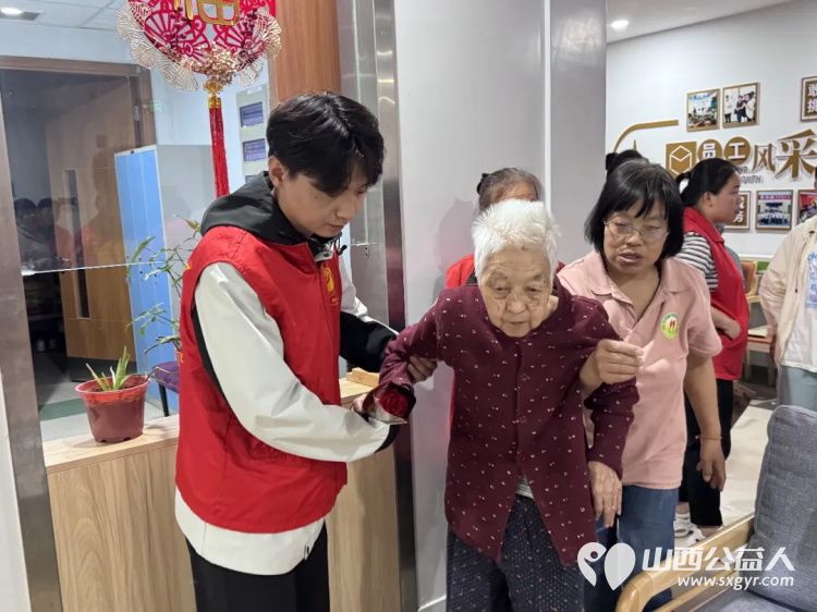 关爱老人让爱的鲜花继续传递 阳泉市义工联合会组织义工在恒爱仁和为老服务院开展为老人理发洗头洗脚剪指甲陪他们聊天听老人讲过去的故事等系列服务 - 第15张 - 山西公益人 关爱老人让爱的鲜花继续传递 阳泉市义工联合会组织义工在恒爱仁和为老服务院开展为老人理发洗头洗脚剪指甲陪他们聊天听老人讲过去的故事等系列服务 - 第15张