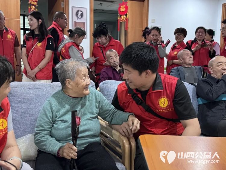 关爱老人让爱的鲜花继续传递 阳泉市义工联合会组织义工在恒爱仁和为老服务院开展为老人理发洗头洗脚剪指甲陪他们聊天听老人讲过去的故事等系列服务 - 第16张 - 山西公益人 关爱老人让爱的鲜花继续传递 阳泉市义工联合会组织义工在恒爱仁和为老服务院开展为老人理发洗头洗脚剪指甲陪他们聊天听老人讲过去的故事等系列服务 - 第16张