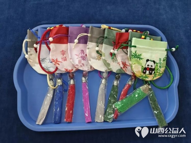 五月榴花颂母爱志愿暖心伴童行 吕梁市离石区青年志愿者协会携手离石区四叶草儿童服务中心举办指尖传中医关爱伴童行主题文明实践活动让每一个孩子都能在温暖中茁壮成长 - 第4张 - 山西公益人 五月榴花颂母爱志愿暖心伴童行 吕梁市离石区青年志愿者协会携手离石区四叶草儿童服务中心举办指尖传中医关爱伴童行主题文明实践活动让每一个孩子都能在温暖中茁壮成长 - 第4张