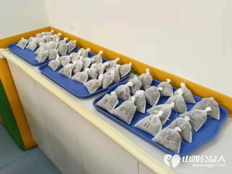 五月榴花颂母爱志愿暖心伴童行 吕梁市离石区青年志愿者协会携手离石区四叶草儿童服务中心举办指尖传中医关爱伴童行主题文明实践活动让每一个孩子都能在温暖中茁壮成长 - 第5张 - 山西公益人 五月榴花颂母爱志愿暖心伴童行 吕梁市离石区青年志愿者协会携手离石区四叶草儿童服务中心举办指尖传中医关爱伴童行主题文明实践活动让每一个孩子都能在温暖中茁壮成长 - 第5张