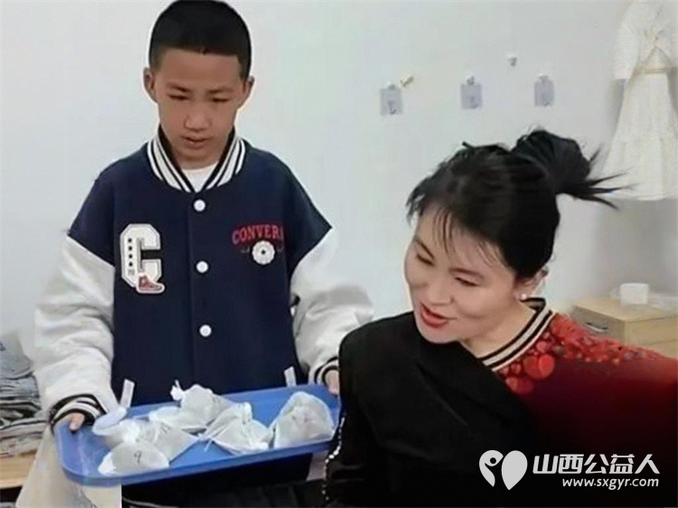 五月榴花颂母爱志愿暖心伴童行 吕梁市离石区青年志愿者协会携手离石区四叶草儿童服务中心举办指尖传中医关爱伴童行主题文明实践活动让每一个孩子都能在温暖中茁壮成长 - 第11张 - 山西公益人 五月榴花颂母爱志愿暖心伴童行 吕梁市离石区青年志愿者协会携手离石区四叶草儿童服务中心举办指尖传中医关爱伴童行主题文明实践活动让每一个孩子都能在温暖中茁壮成长 - 第11张