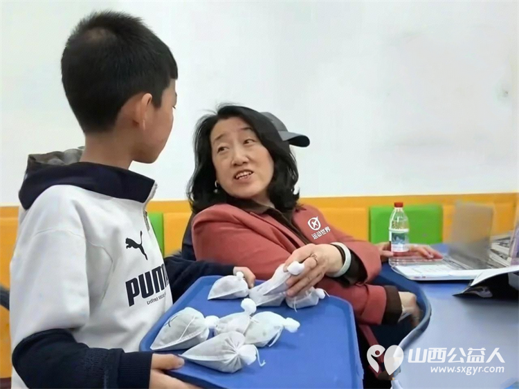 五月榴花颂母爱志愿暖心伴童行 吕梁市离石区青年志愿者协会携手离石区四叶草儿童服务中心举办指尖传中医关爱伴童行主题文明实践活动让每一个孩子都能在温暖中茁壮成长 - 第9张 - 山西公益人 五月榴花颂母爱志愿暖心伴童行 吕梁市离石区青年志愿者协会携手离石区四叶草儿童服务中心举办指尖传中医关爱伴童行主题文明实践活动让每一个孩子都能在温暖中茁壮成长 - 第9张