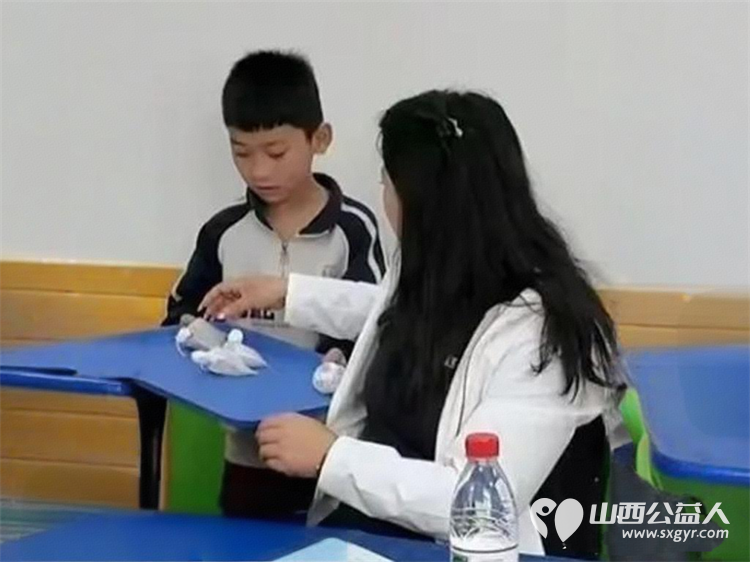 五月榴花颂母爱志愿暖心伴童行 吕梁市离石区青年志愿者协会携手离石区四叶草儿童服务中心举办指尖传中医关爱伴童行主题文明实践活动让每一个孩子都能在温暖中茁壮成长 - 第8张 - 山西公益人 五月榴花颂母爱志愿暖心伴童行 吕梁市离石区青年志愿者协会携手离石区四叶草儿童服务中心举办指尖传中医关爱伴童行主题文明实践活动让每一个孩子都能在温暖中茁壮成长 - 第8张