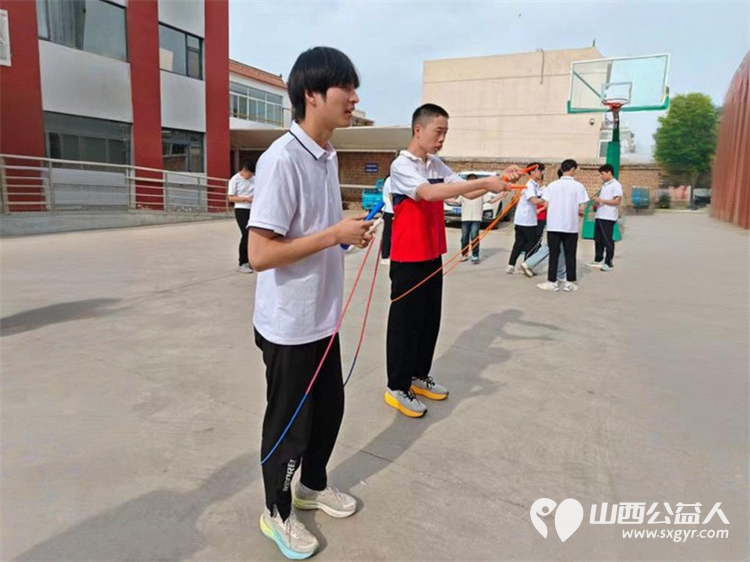 山西体育职业学院社会体育系师生走进太原市灵星社区服务中心手把手教孤独症孩子们轮滑射击和跳绳 - 第4张 - 山西公益人 山西体育职业学院社会体育系师生走进太原市灵星社区服务中心手把手教孤独症孩子们轮滑射击和跳绳 - 第4张