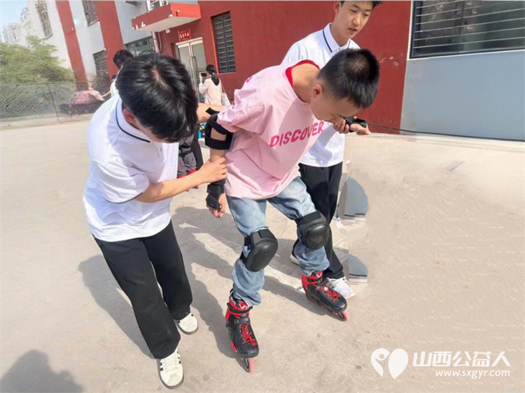 山西体育职业学院社会体育系师生走进太原市灵星社区服务中心手把手教孤独症孩子们轮滑射击和跳绳 - 第8张 - 山西公益人 山西体育职业学院社会体育系师生走进太原市灵星社区服务中心手把手教孤独症孩子们轮滑射击和跳绳 - 第8张