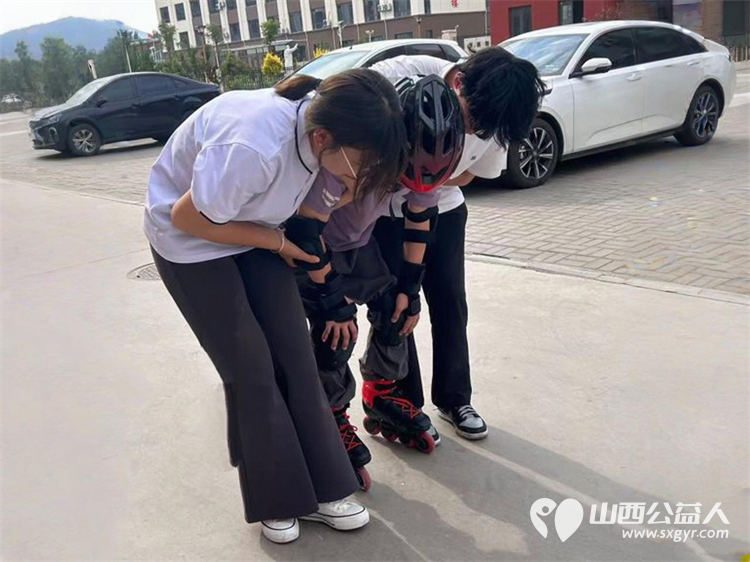 山西体育职业学院社会体育系师生走进太原市灵星社区服务中心手把手教孤独症孩子们轮滑射击和跳绳 - 第9张 - 山西公益人 山西体育职业学院社会体育系师生走进太原市灵星社区服务中心手把手教孤独症孩子们轮滑射击和跳绳 - 第9张