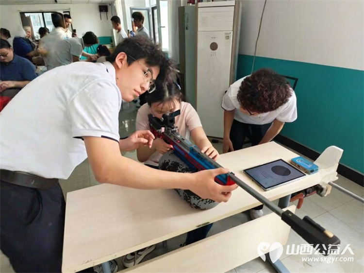 山西体育职业学院社会体育系师生走进太原市灵星社区服务中心手把手教孤独症孩子们轮滑射击和跳绳 - 第6张 - 山西公益人 山西体育职业学院社会体育系师生走进太原市灵星社区服务中心手把手教孤独症孩子们轮滑射击和跳绳 - 第6张