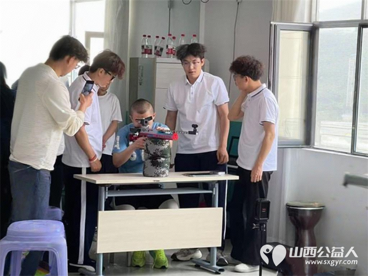 山西体育职业学院社会体育系师生走进太原市灵星社区服务中心手把手教孤独症孩子们轮滑射击和跳绳 - 第7张 - 山西公益人 山西体育职业学院社会体育系师生走进太原市灵星社区服务中心手把手教孤独症孩子们轮滑射击和跳绳 - 第7张