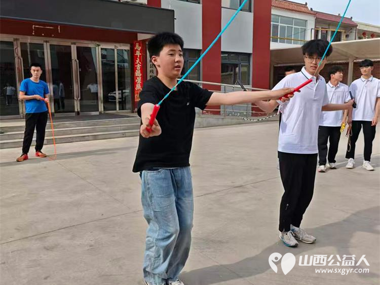 山西体育职业学院社会体育系师生走进太原市灵星社区服务中心手把手教孤独症孩子们轮滑射击和跳绳 - 第5张 - 山西公益人 山西体育职业学院社会体育系师生走进太原市灵星社区服务中心手把手教孤独症孩子们轮滑射击和跳绳 - 第5张