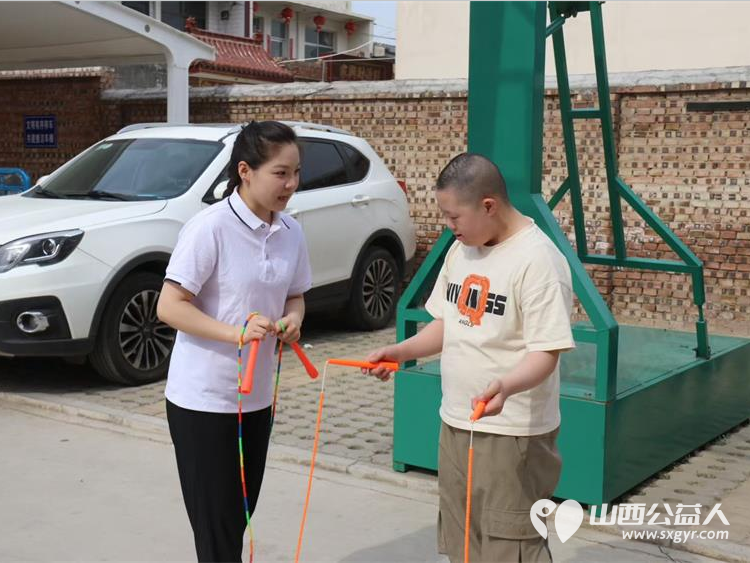 山西体育职业学院社会体育系师生走进太原市灵星社区服务中心手把手教孤独症孩子们轮滑射击和跳绳 - 第2张 - 山西公益人 山西体育职业学院社会体育系师生走进太原市灵星社区服务中心手把手教孤独症孩子们轮滑射击和跳绳 - 第2张
