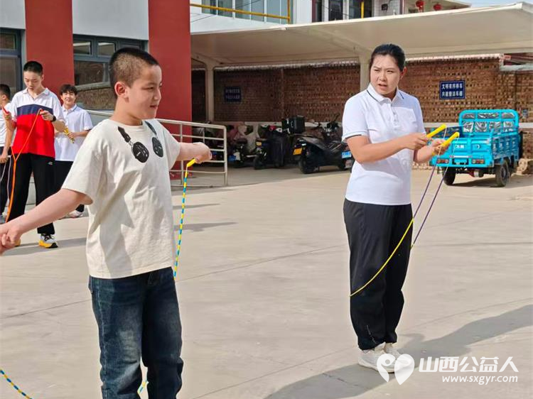 山西体育职业学院社会体育系师生走进太原市灵星社区服务中心手把手教孤独症孩子们轮滑射击和跳绳 - 第3张 - 山西公益人 山西体育职业学院社会体育系师生走进太原市灵星社区服务中心手把手教孤独症孩子们轮滑射击和跳绳 - 第3张