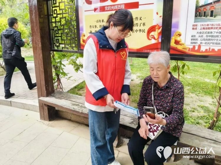 慢一点陪长辈拥抱智能 吕梁市离石区青年志愿者协会携手尉汾路社区开展智慧助老防诈护航主题爱老助老志愿服务活动 - 第4张 - 山西公益人 慢一点陪长辈拥抱智能 吕梁市离石区青年志愿者协会携手尉汾路社区开展智慧助老防诈护航主题爱老助老志愿服务活动 - 第4张