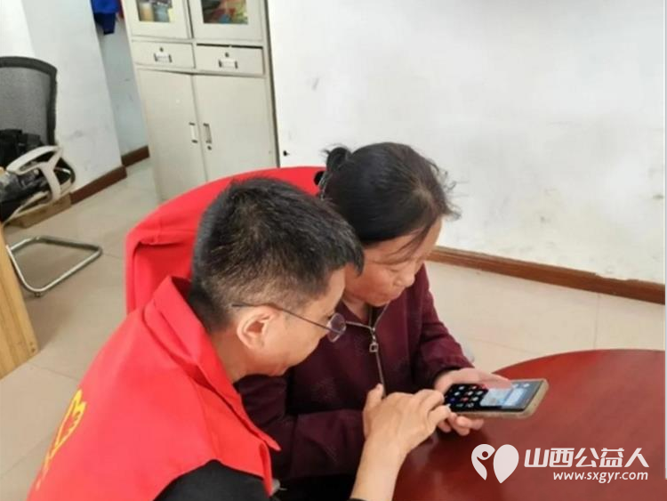 慢一点陪长辈拥抱智能 吕梁市离石区青年志愿者协会携手尉汾路社区开展智慧助老防诈护航主题爱老助老志愿服务活动 - 第3张 - 山西公益人 慢一点陪长辈拥抱智能 吕梁市离石区青年志愿者协会携手尉汾路社区开展智慧助老防诈护航主题爱老助老志愿服务活动 - 第3张