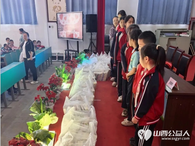 爱心助学情满校园----孝义市正能量公益团队爱心助学情满校园主题图书捐赠活动在孝义市柳湾矿学校举行林火火餐饮店服务支队捐赠科普读物作文辅导等各类优质图书2000余册 - 第4张 - 山西公益人 爱心助学情满校园----孝义市正能量公益团队爱心助学情满校园主题图书捐赠活动在孝义市柳湾矿学校举行林火火餐饮店服务支队捐赠科普读物作文辅导等各类优质图书2000余册 - 第4张