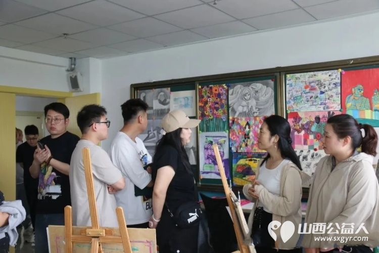 贤师荟(山西)文化传播有限公司组织全体员工走进太原灵星阳曲校区开展接纳包容与星同行的公益活动与特殊儿童一起做手工玩游戏并捐赠了食用油大米等以及10000元现金 - 第8张 - 山西公益人 贤师荟(山西)文化传播有限公司组织全体员工走进太原灵星阳曲校区开展接纳包容与星同行的公益活动与特殊儿童一起做手工玩游戏并捐赠了食用油大米等以及10000元现金 - 第8张