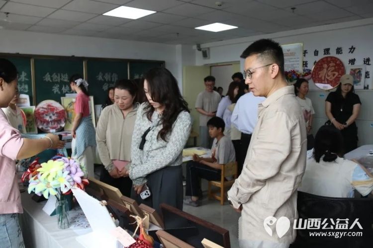 贤师荟(山西)文化传播有限公司组织全体员工走进太原灵星阳曲校区开展接纳包容与星同行的公益活动与特殊儿童一起做手工玩游戏并捐赠了食用油大米等以及10000元现金 - 第7张 - 山西公益人 贤师荟(山西)文化传播有限公司组织全体员工走进太原灵星阳曲校区开展接纳包容与星同行的公益活动与特殊儿童一起做手工玩游戏并捐赠了食用油大米等以及10000元现金 - 第7张