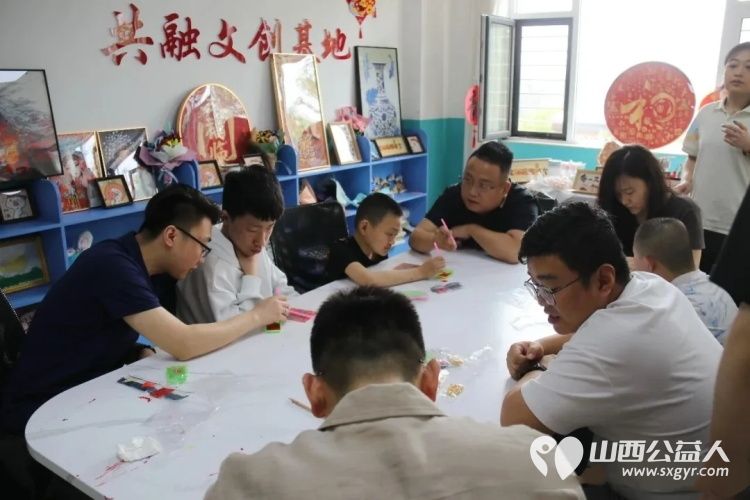 贤师荟(山西)文化传播有限公司组织全体员工走进太原灵星阳曲校区开展接纳包容与星同行的公益活动与特殊儿童一起做手工玩游戏并捐赠了食用油大米等以及10000元现金 - 第5张 - 山西公益人 贤师荟(山西)文化传播有限公司组织全体员工走进太原灵星阳曲校区开展接纳包容与星同行的公益活动与特殊儿童一起做手工玩游戏并捐赠了食用油大米等以及10000元现金 - 第5张