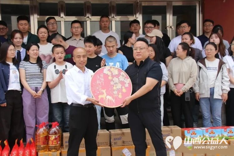 贤师荟(山西)文化传播有限公司组织全体员工走进太原灵星阳曲校区开展接纳包容与星同行的公益活动与特殊儿童一起做手工玩游戏并捐赠了食用油大米等以及10000元现金 - 第3张 - 山西公益人 贤师荟(山西)文化传播有限公司组织全体员工走进太原灵星阳曲校区开展接纳包容与星同行的公益活动与特殊儿童一起做手工玩游戏并捐赠了食用油大米等以及10000元现金 - 第3张