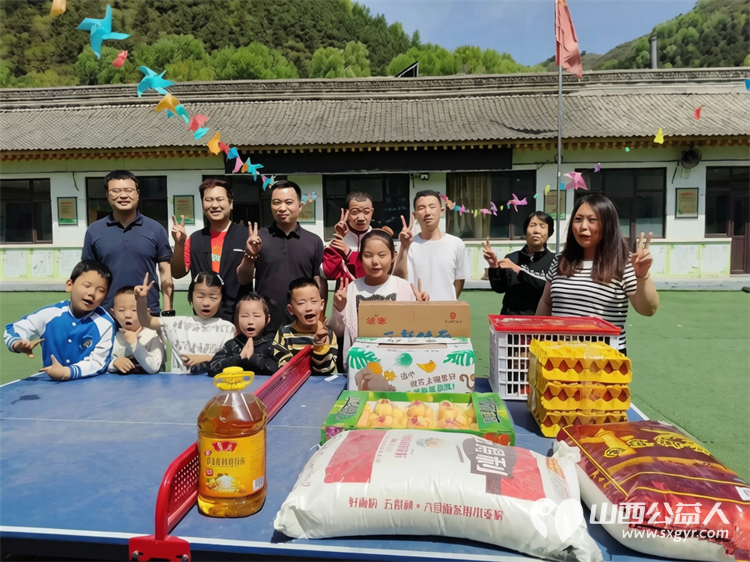 情系深山育桃李善行助学暖童心----忻州市爱心公益协会走进五台山杨柏峪小学为山区学子送去崭新校服生活物资与暖心陪伴 - 第2张