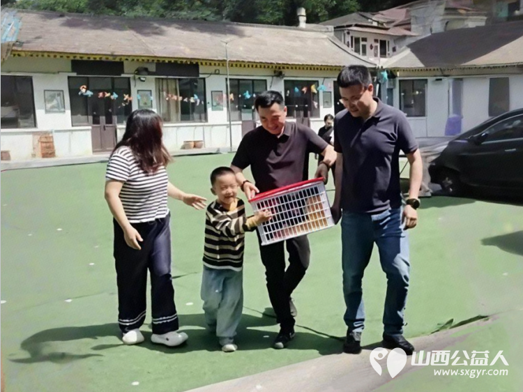 情系深山育桃李善行助学暖童心----忻州市爱心公益协会走进五台山杨柏峪小学为山区学子送去崭新校服生活物资与暖心陪伴 - 第4张