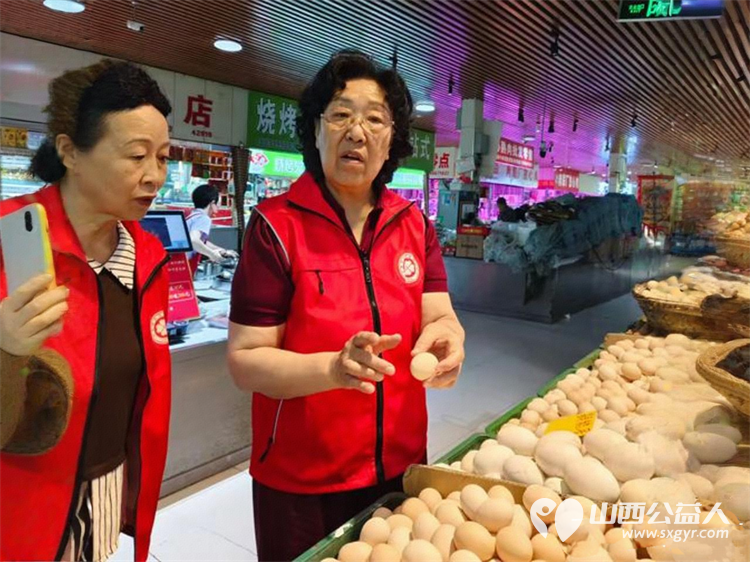 太原学花志愿服务中心走进兴华蔬菜综合市场开展食安伴我行健康你我他宣讲活动发放食品安全与营养健康资料近千份 - 第3张