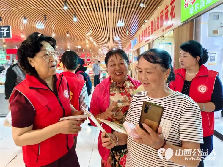 太原学花志愿服务中心走进兴华蔬菜综合市场开展食安伴我行健康你我他宣讲活动发放食品安全与营养健康资料近千份 - 第4张