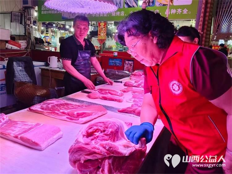太原学花志愿服务中心走进兴华蔬菜综合市场开展食安伴我行健康你我他宣讲活动发放食品安全与营养健康资料近千份 - 第6张