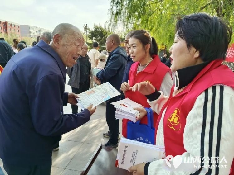 保障残疾人平等权益促进残疾人融合发展----浑源县残联开展第三十六个全国助残日系列活动发放无纺布宣传袋500余个宣传书籍1500余册现场接受咨询群众达300余人次 - 第10张