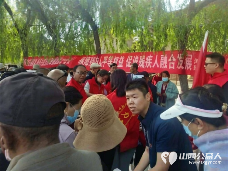 保障残疾人平等权益促进残疾人融合发展----浑源县残联开展第三十六个全国助残日系列活动发放无纺布宣传袋500余个宣传书籍1500余册现场接受咨询群众达300余人次 - 第4张