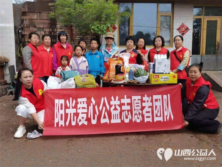 风雨无阻送温暖阳光公益暖人心 忻州阳光爱心公益团队志愿者来到忻府区庄磨镇新社村走访慰问一户特殊的困难家庭送上米面粮油方便食品生活必需品还送上了600元爱心慰问金 - 第1张