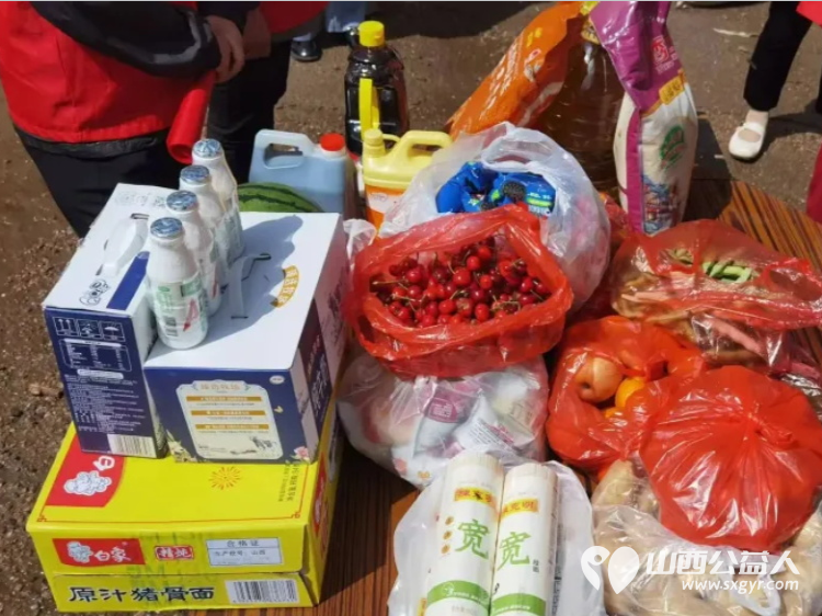 风雨无阻送温暖阳光公益暖人心 忻州阳光爱心公益团队志愿者来到忻府区庄磨镇新社村走访慰问一户特殊的困难家庭送上米面粮油方便食品生活必需品还送上了600元爱心慰问金 - 第5张