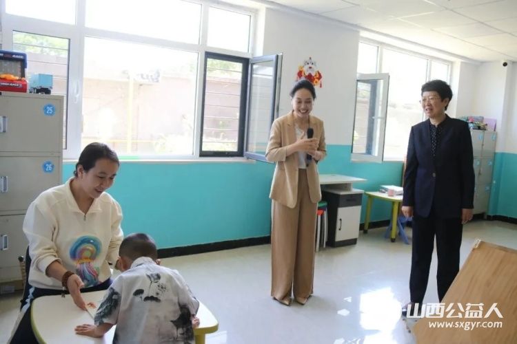 省妇联主席及各级领导到太原市灵星社区服务中心阳曲校区看望慰问在这里康复训练的自闭症儿童向孩子们送上了篮球足球跳绳衣服等爱心物资提前祝他们六一节日快乐 - 第6张