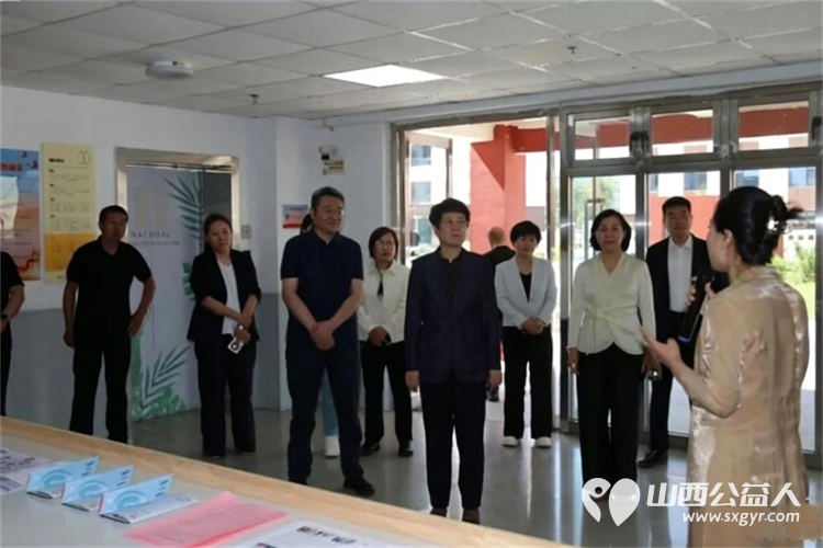 省妇联主席及各级领导到太原市灵星社区服务中心阳曲校区看望慰问在这里康复训练的自闭症儿童向孩子们送上了篮球足球跳绳衣服等爱心物资提前祝他们六一节日快乐 - 第3张