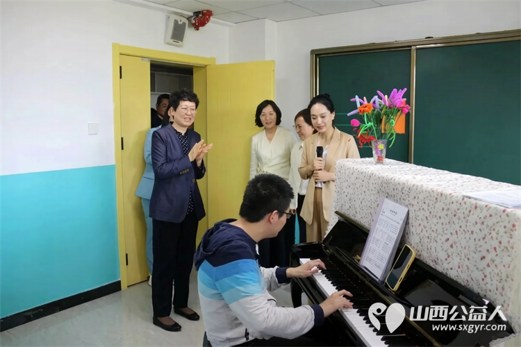 省妇联主席及各级领导到太原市灵星社区服务中心阳曲校区看望慰问在这里康复训练的自闭症儿童向孩子们送上了篮球足球跳绳衣服等爱心物资提前祝他们六一节日快乐 - 第8张