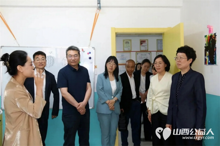 省妇联主席及各级领导到太原市灵星社区服务中心阳曲校区看望慰问在这里康复训练的自闭症儿童向孩子们送上了篮球足球跳绳衣服等爱心物资提前祝他们六一节日快乐 - 第4张
