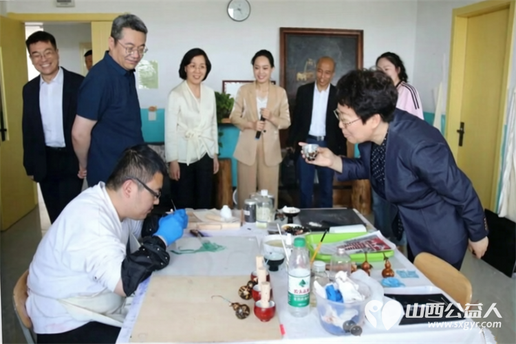 省妇联主席及各级领导到太原市灵星社区服务中心阳曲校区看望慰问在这里康复训练的自闭症儿童向孩子们送上了篮球足球跳绳衣服等爱心物资提前祝他们六一节日快乐 - 第9张