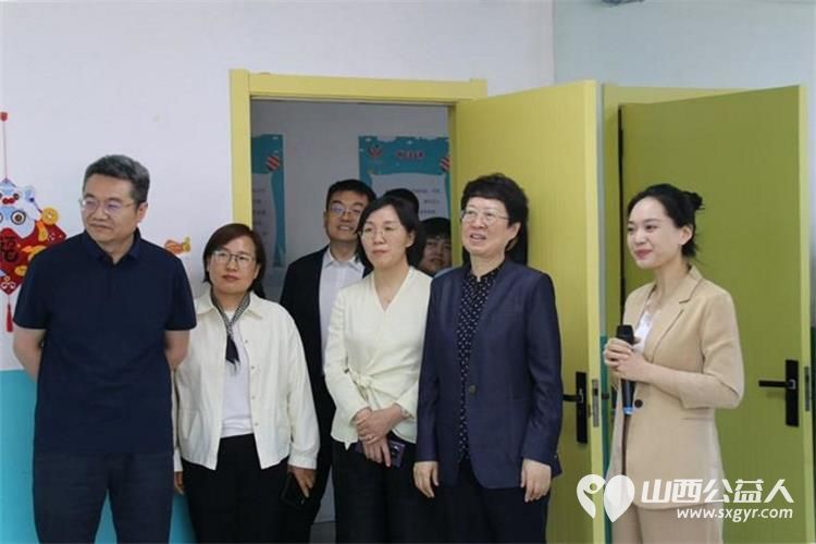 省妇联主席及各级领导到太原市灵星社区服务中心阳曲校区看望慰问在这里康复训练的自闭症儿童向孩子们送上了篮球足球跳绳衣服等爱心物资提前祝他们六一节日快乐 - 第5张