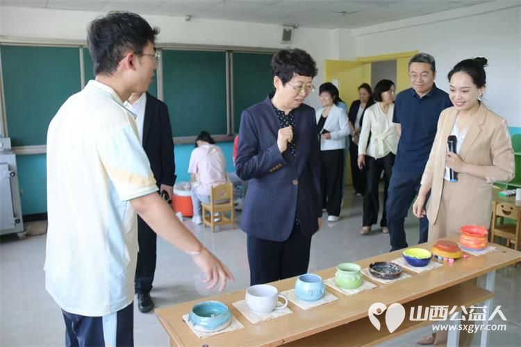 省妇联主席及各级领导到太原市灵星社区服务中心阳曲校区看望慰问在这里康复训练的自闭症儿童向孩子们送上了篮球足球跳绳衣服等爱心物资提前祝他们六一节日快乐 - 第10张