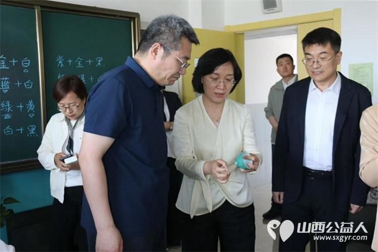 省妇联主席及各级领导到太原市灵星社区服务中心阳曲校区看望慰问在这里康复训练的自闭症儿童向孩子们送上了篮球足球跳绳衣服等爱心物资提前祝他们六一节日快乐 - 第11张
