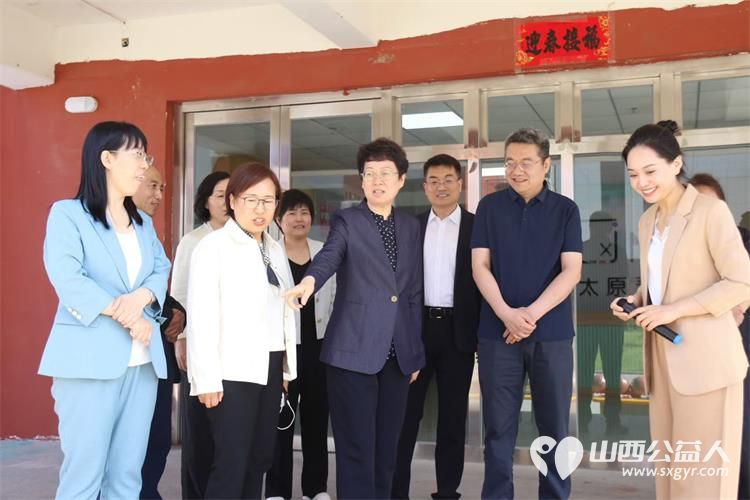 省妇联主席及各级领导到太原市灵星社区服务中心阳曲校区看望慰问在这里康复训练的自闭症儿童向孩子们送上了篮球足球跳绳衣服等爱心物资提前祝他们六一节日快乐 - 第2张